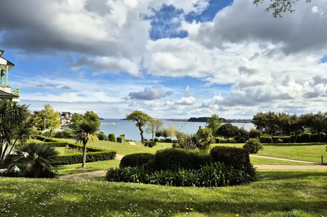 Nid Avec Beau Jardin Et Vue Sur La Mer