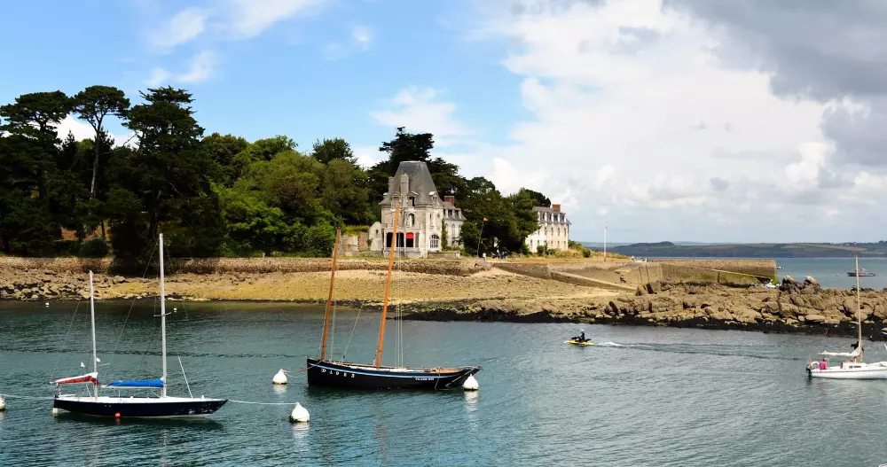 Flower Camping Le Kerleyou  3 étoiles★★★