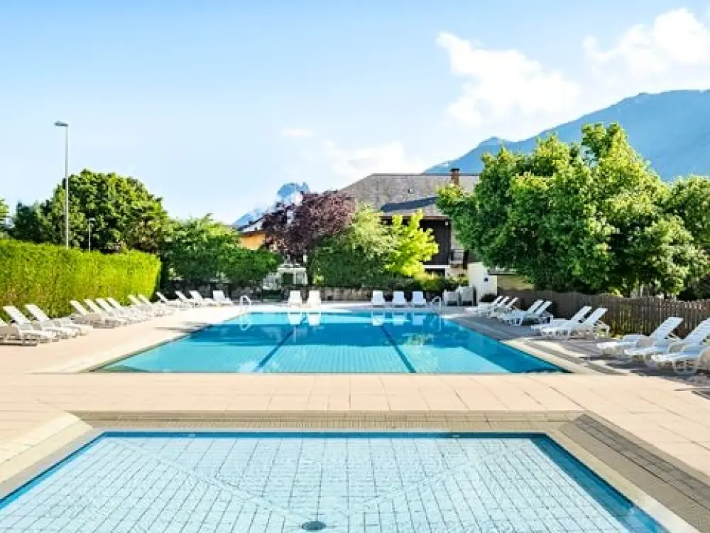 Camping Romanée - La Ferme De La Serraz 5 Sterren★★★★★