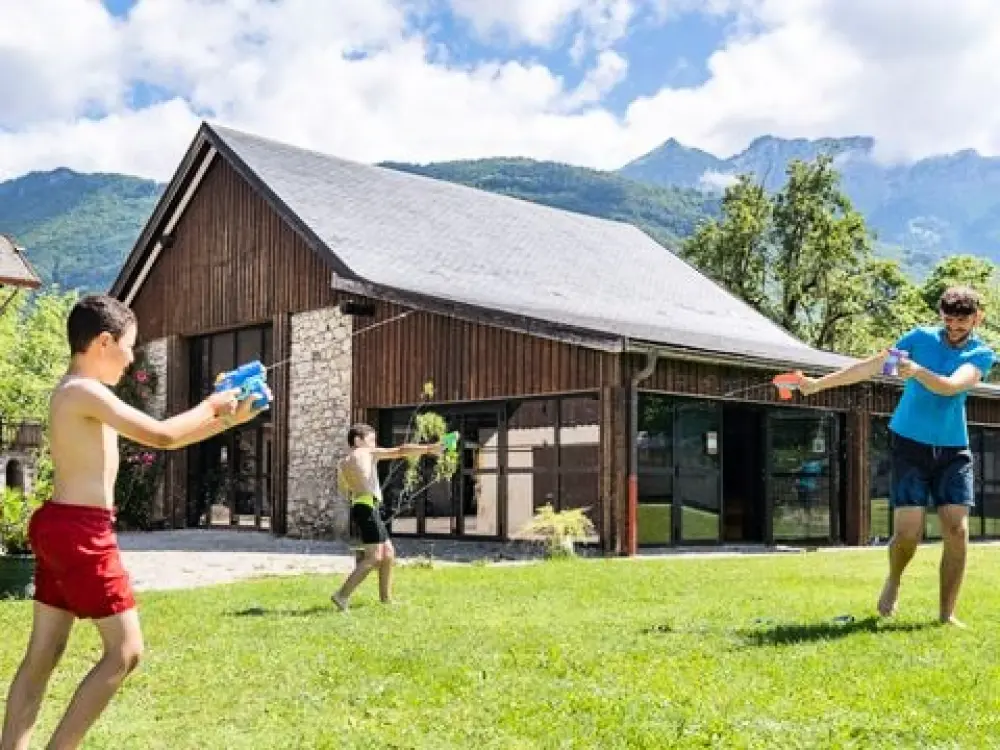 Camping Romanée - La Ferme De La Serraz 5 Sterren★★★★★