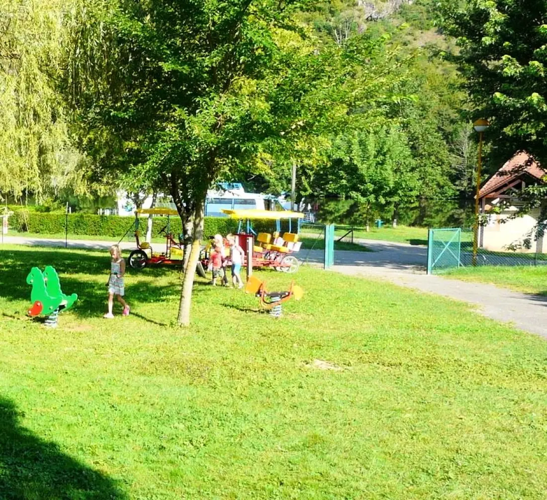 Ushuaïa Villages - Camping Le Port de Lacombe 3 Sterne★★★