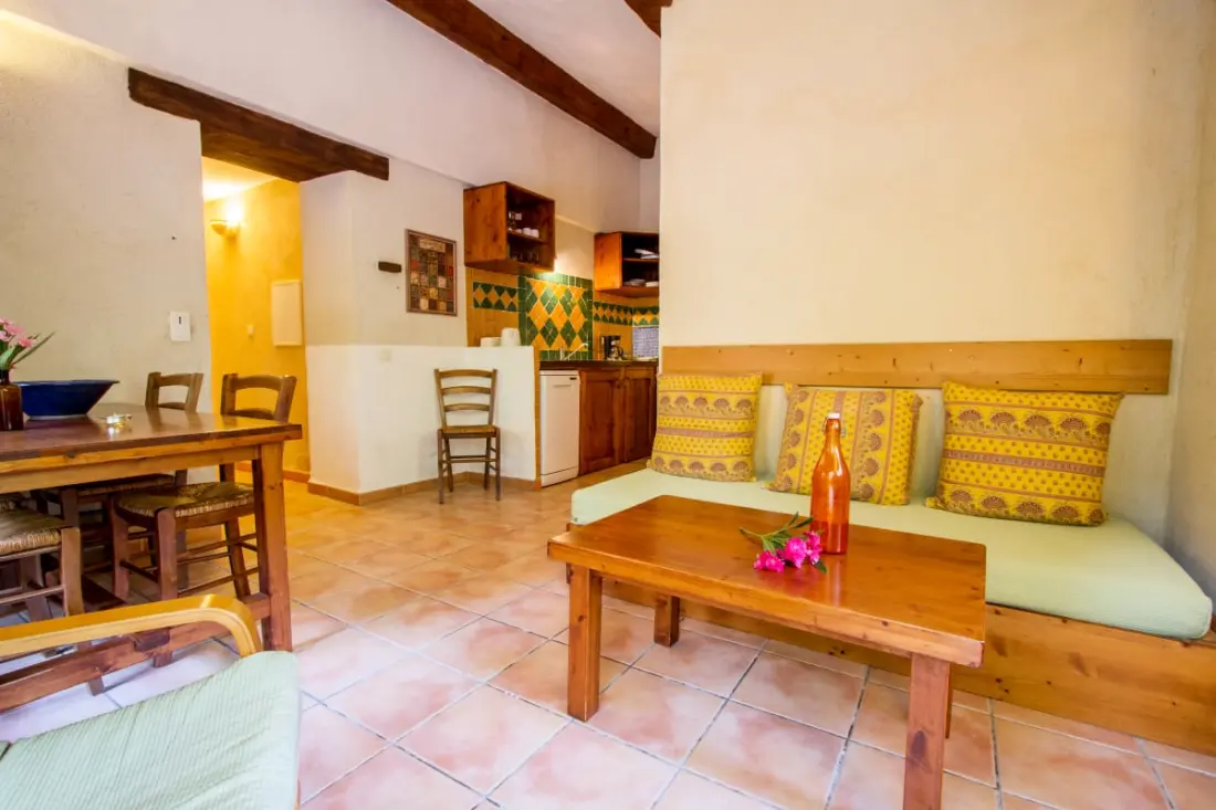 Le Jas, Charming Mas, Shared Swimming pool, Nature, Quiet, 6 Ha Provence