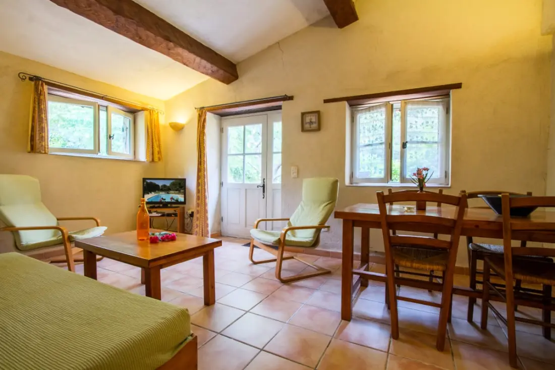 Le Jas, Charming Mas, Shared Swimming pool, Nature, Quiet, 6 Ha Provence