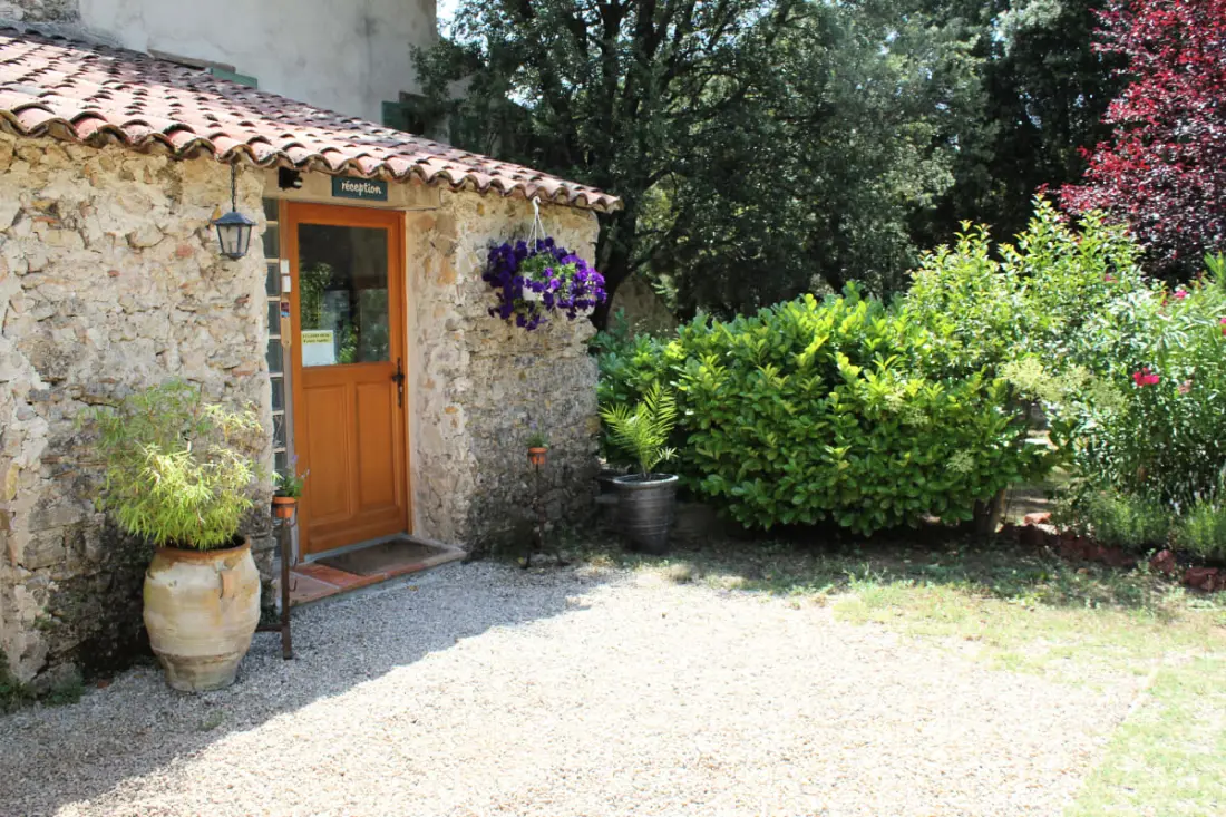 Lou Penequet, tipikus Mas úszómedencével Provence-ban, természet, csendes