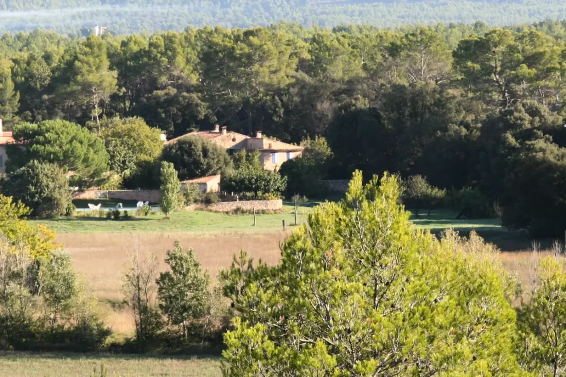 Lou Penequet, tipikus Mas úszómedencével Provence-ban, természet, csendes