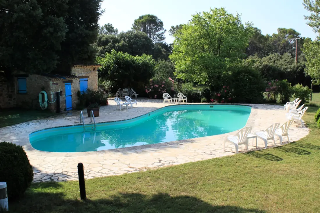 Lou Penequet, tipikus Mas úszómedencével Provence-ban, természet, csendes