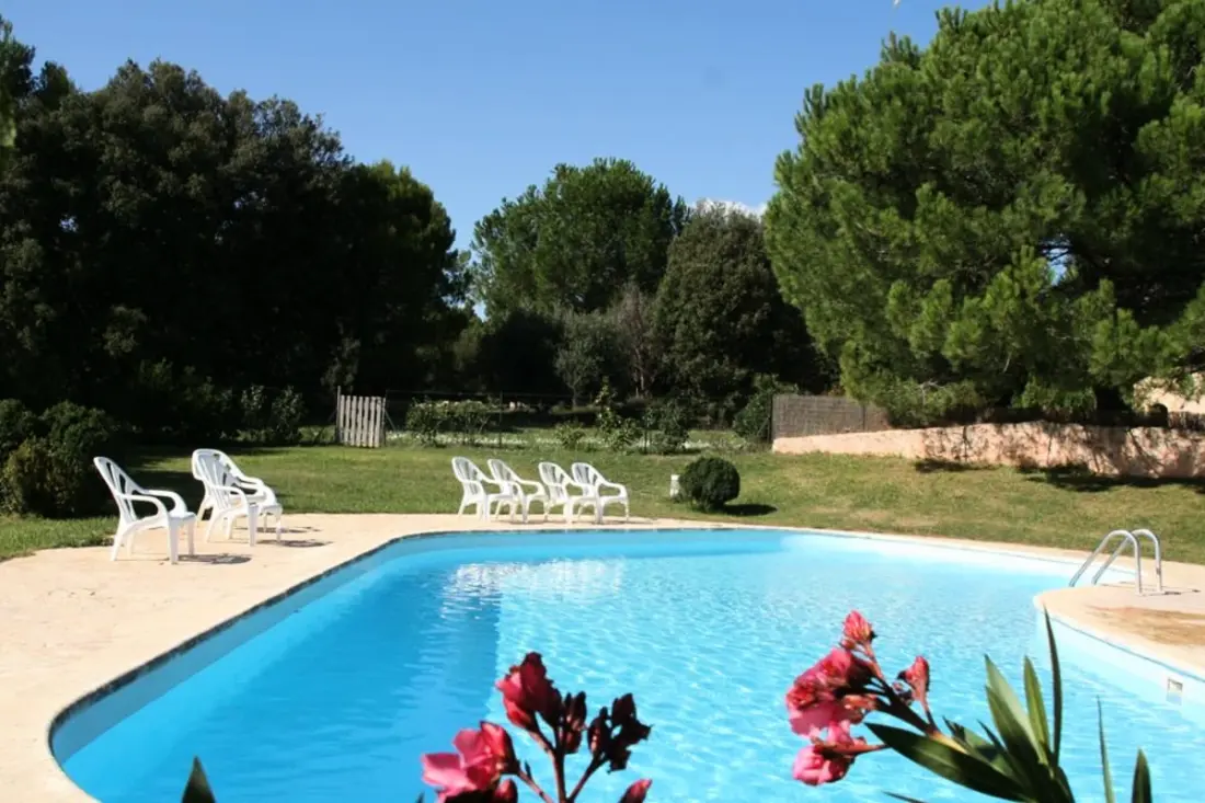 Lou Penequet, tipikus Mas úszómedencével Provence-ban, természet, csendes