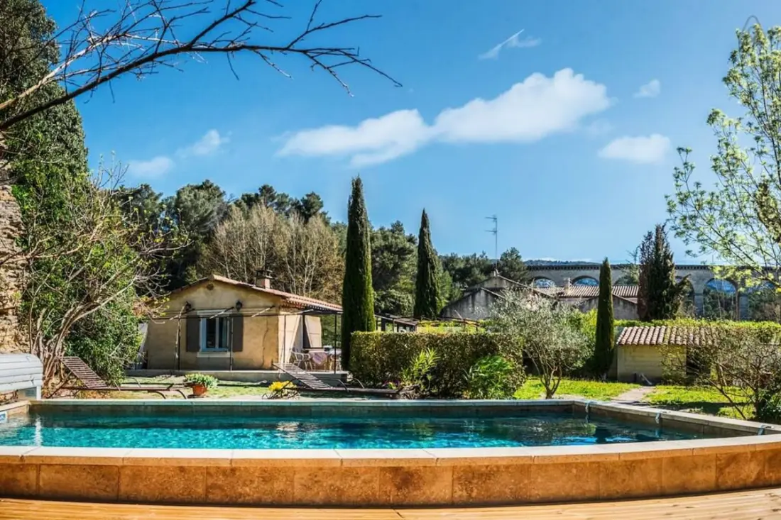 Ház úszási medencével a folyón