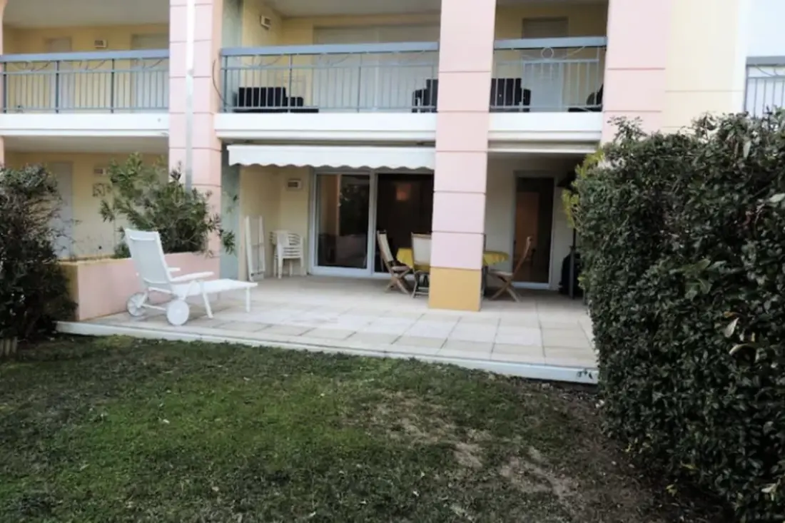 Apartment with pool and garden in Saint Aygulf