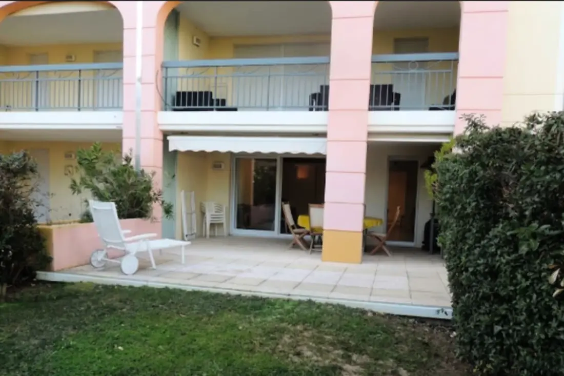 Apartment with pool and garden in Saint Aygulf