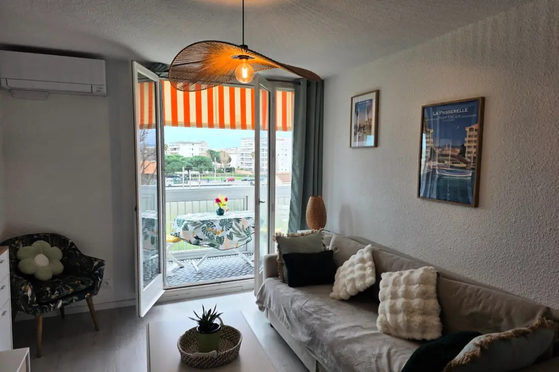 Apartment with View and Terrace in Fréjus