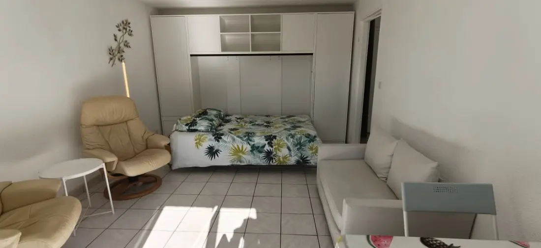Quiet Apartment With Balcony And Swimming Pool
