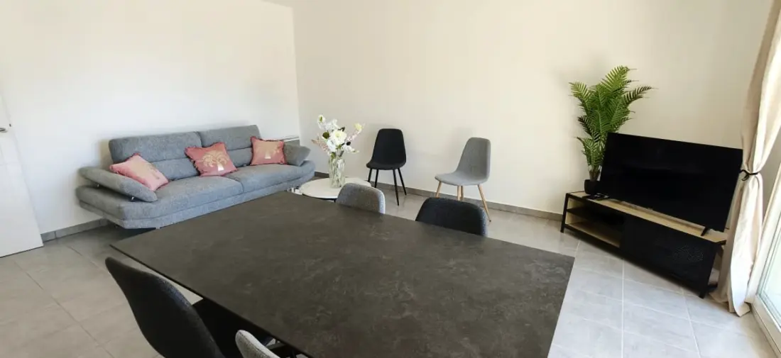 Apartment Refait à Neuf with Swimming pool and terrace
