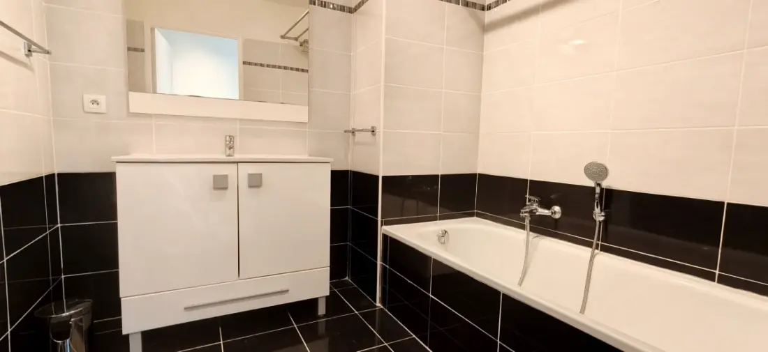 Apartment Refait à Neuf with Swimming pool and terrace