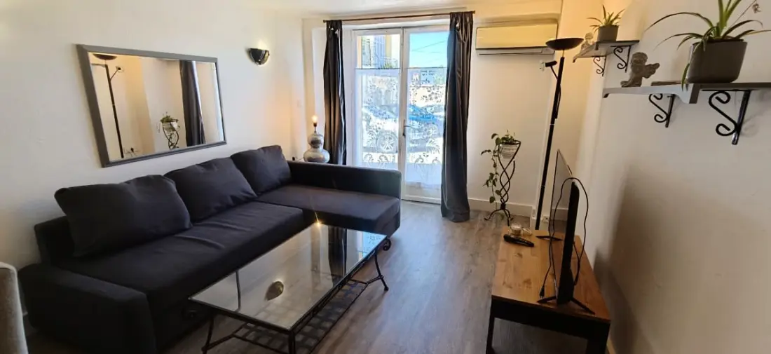 Renovated apartment with parking in the heart of Fréjus
