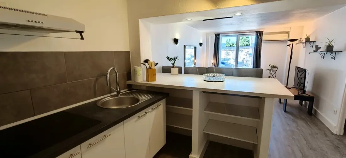 Renovated apartment with parking in the heart of Fréjus
