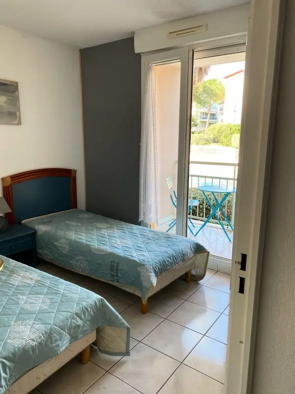 Apartment with swimming pool, beach and shops