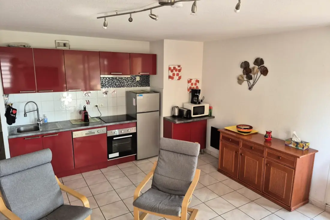 Apartment with swimming pool, beach and shops