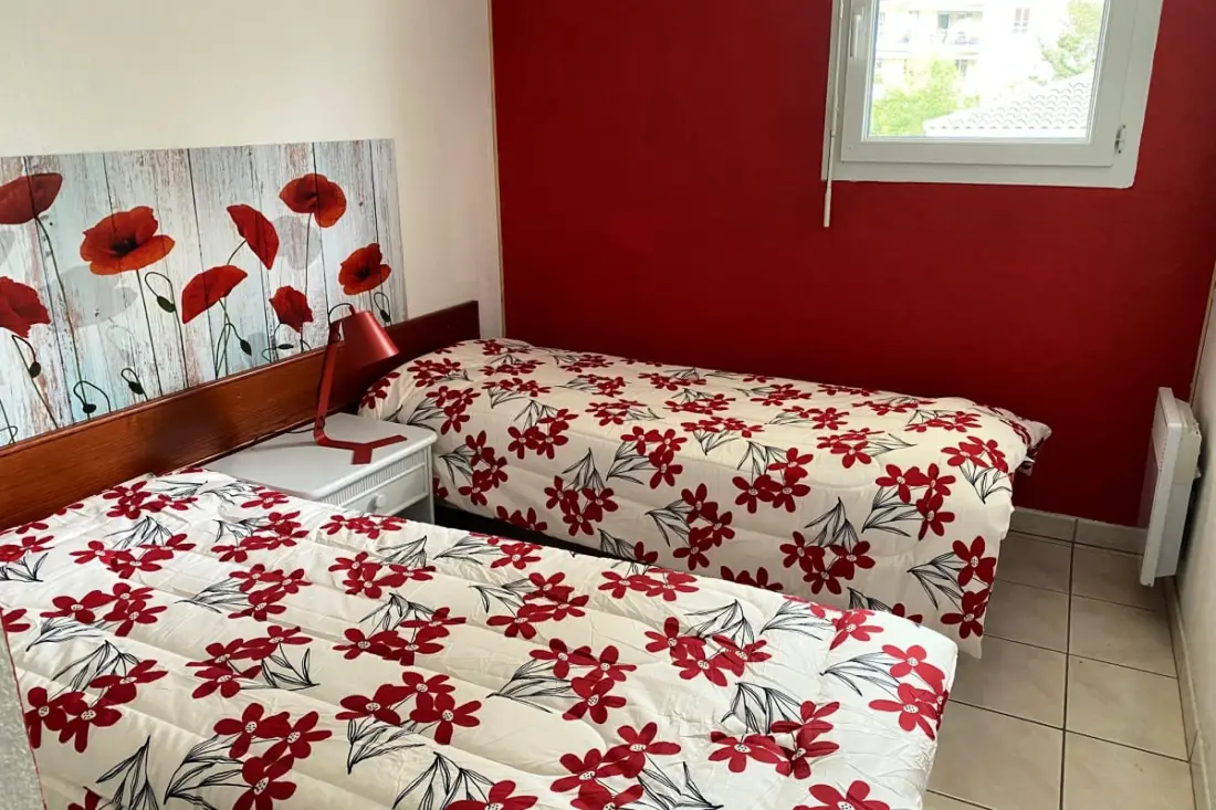 Apartment with swimming pool, beach and shops