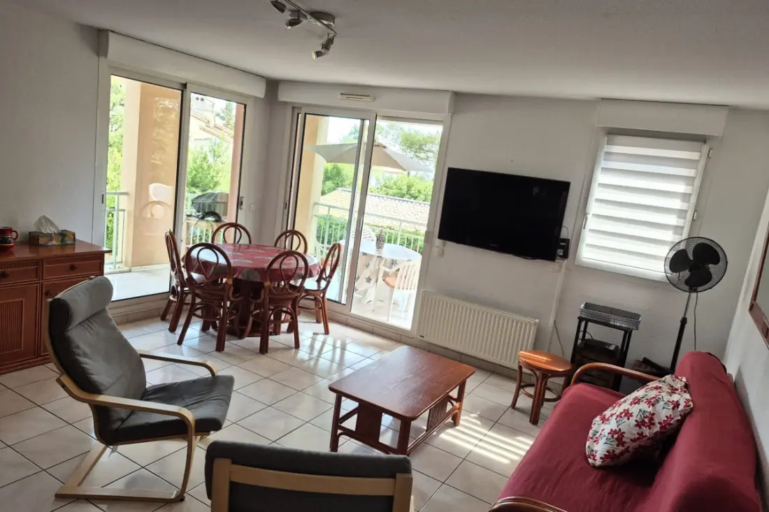 Apartment with swimming pool, beach and shops