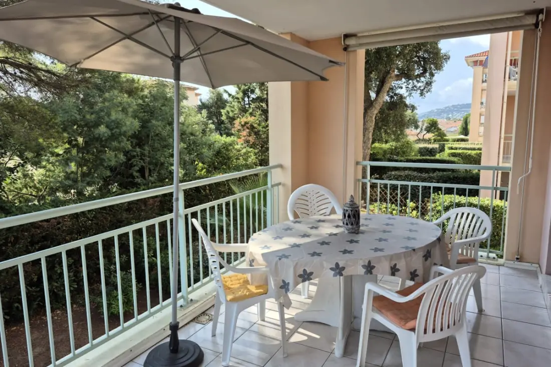 Apartment with swimming pool, beach and shops