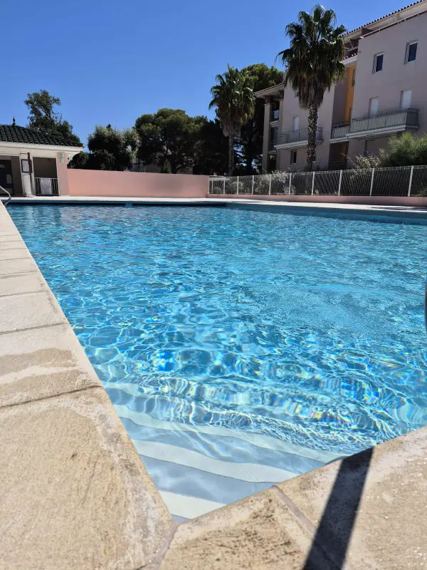 Apartment with swimming pool, beach and shops