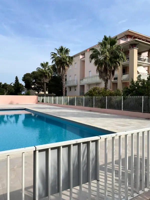 Apartment with swimming pool, beach and shops