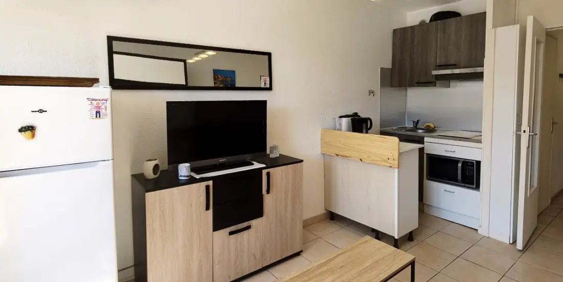 Luminous Studio With Balcony, Pool & Parking