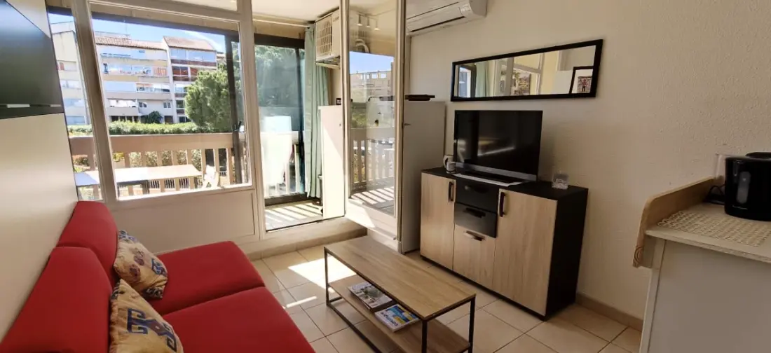 Luminous Studio With Balcony, Pool & Parking