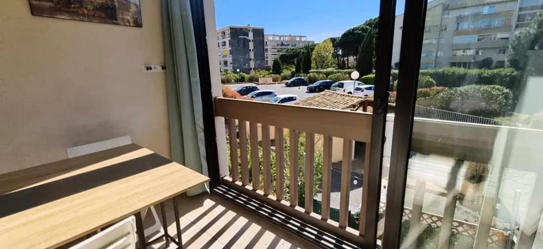 Luminous Studio With Balcony, Pool & Parking