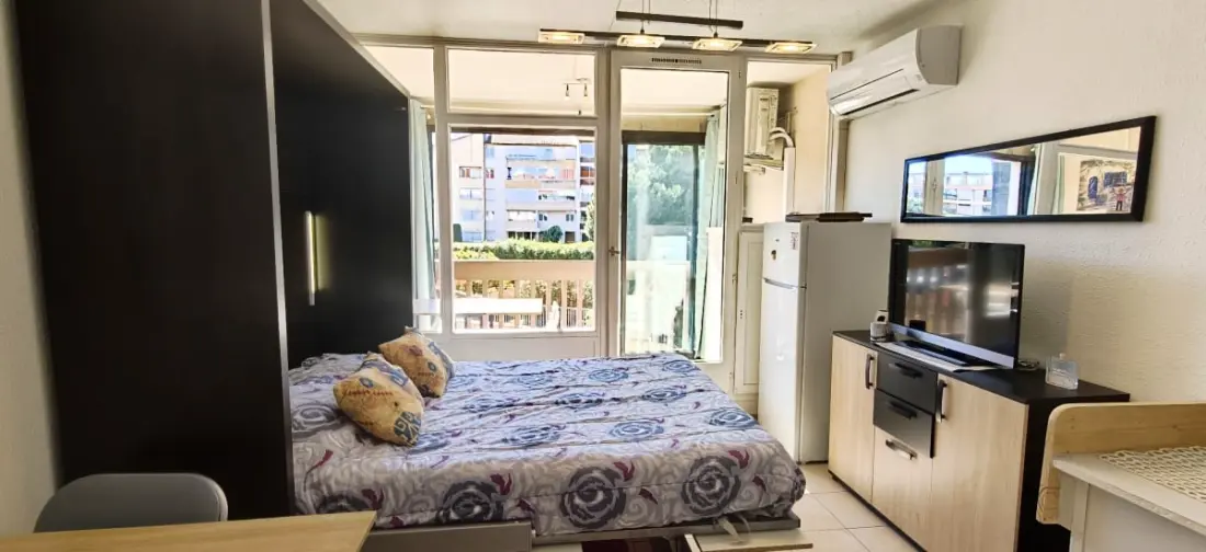 Luminous Studio With Balcony, Pool & Parking