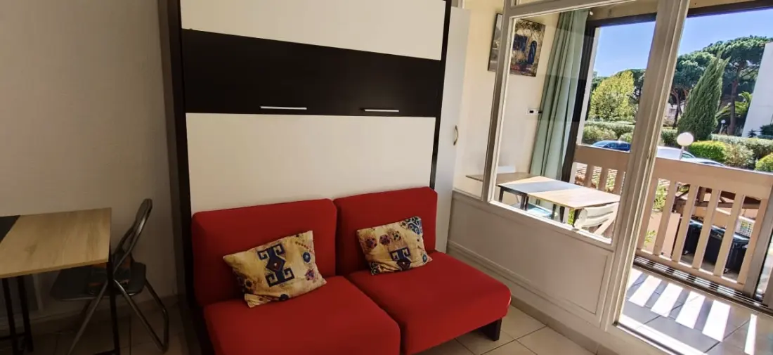 Luminous Studio With Balcony, Pool & Parking