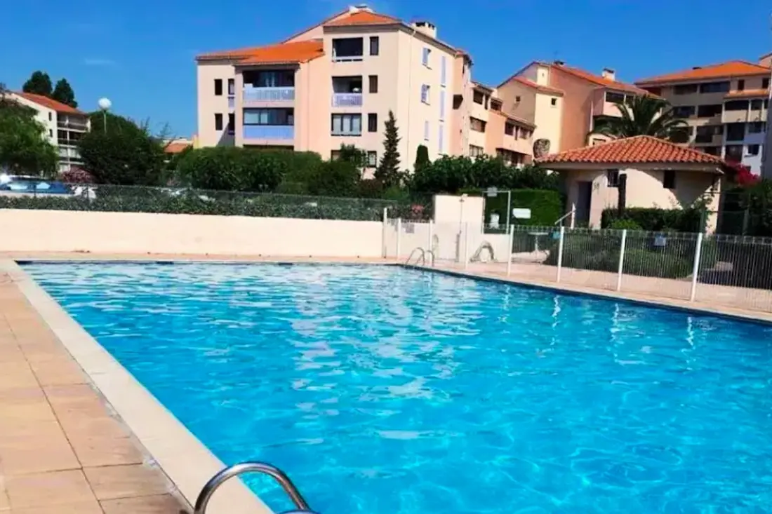 Luminous Studio With Balcony, Pool & Parking