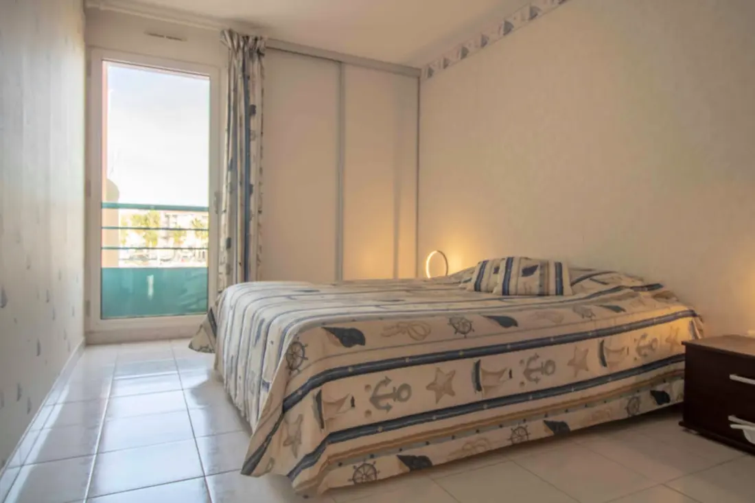 Apartman erkéllyel és kilátással a kikötőre.