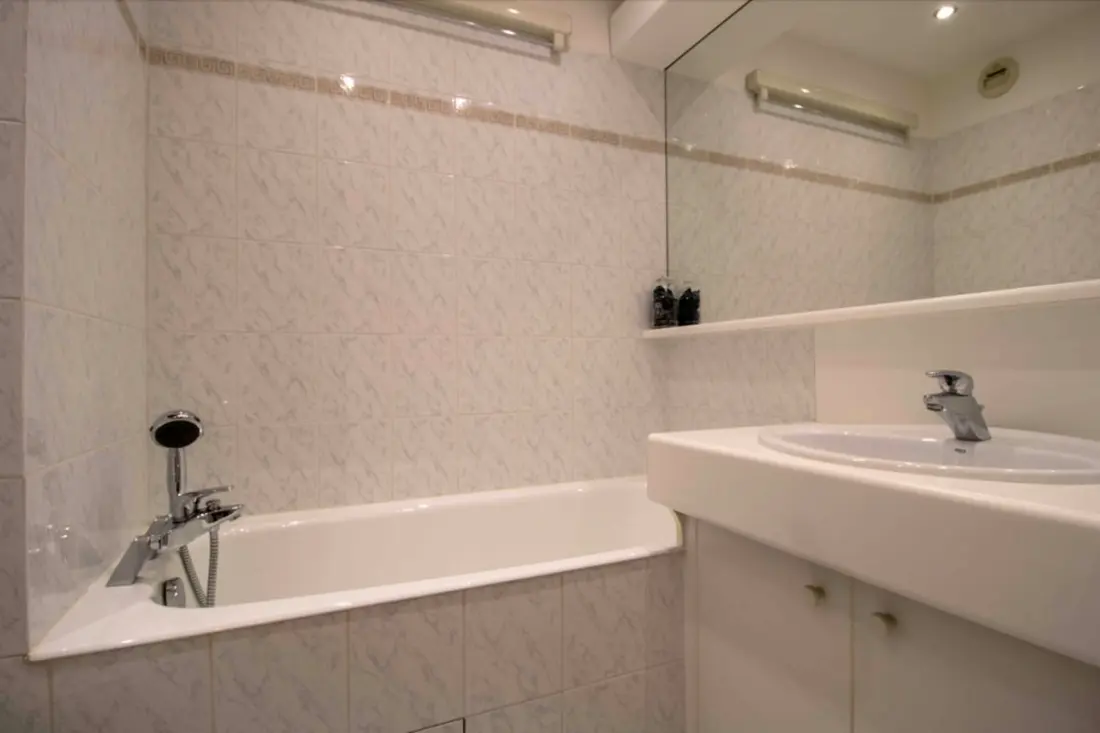 Apartman erkéllyel és kilátással a kikötőre.