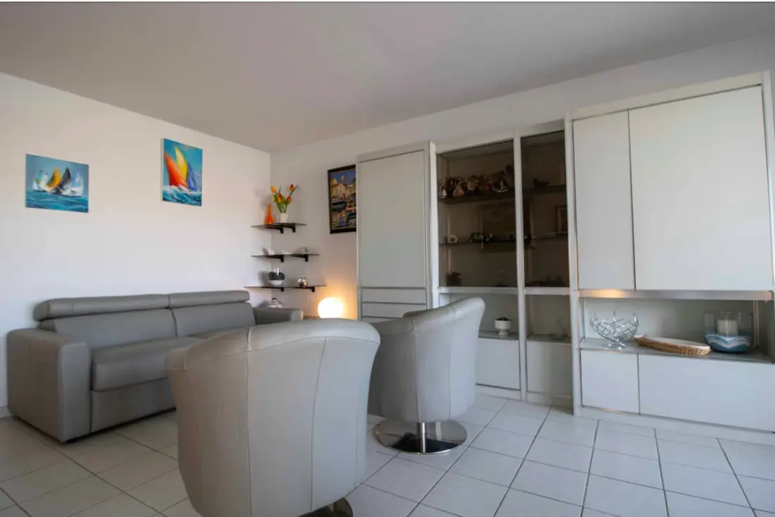 Apartman erkéllyel és kilátással a kikötőre.