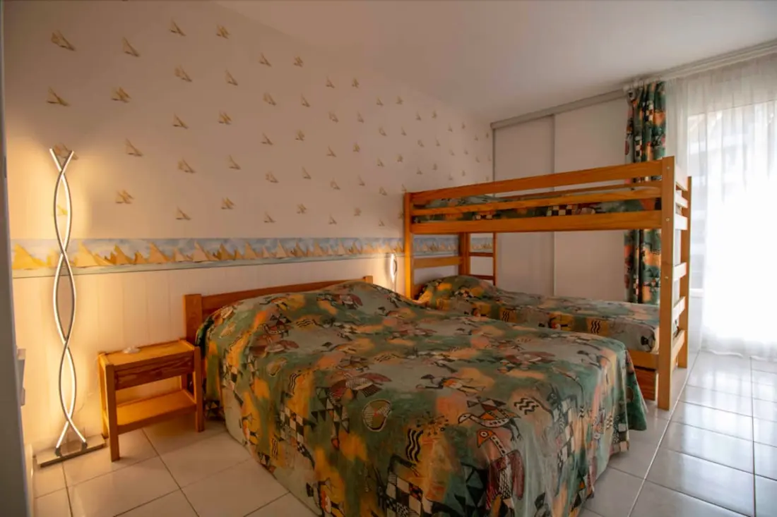 Apartman erkéllyel és kilátással a kikötőre.