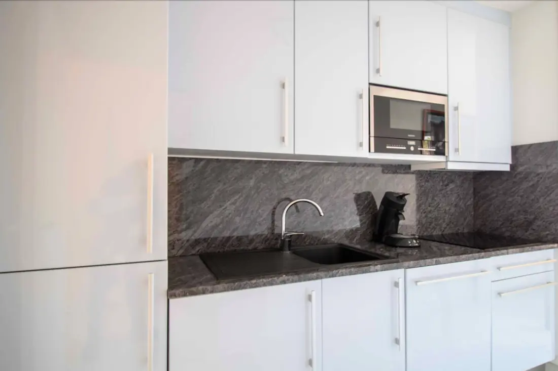 Apartman erkéllyel és kilátással a kikötőre.