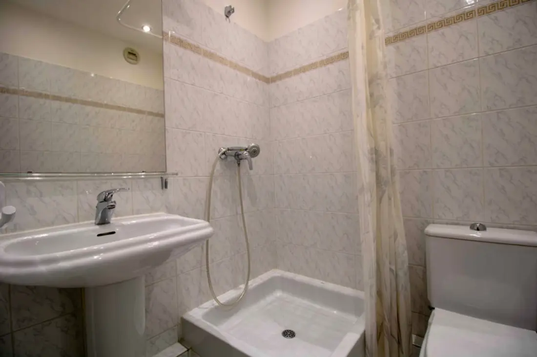 Apartman erkéllyel és kilátással a kikötőre.