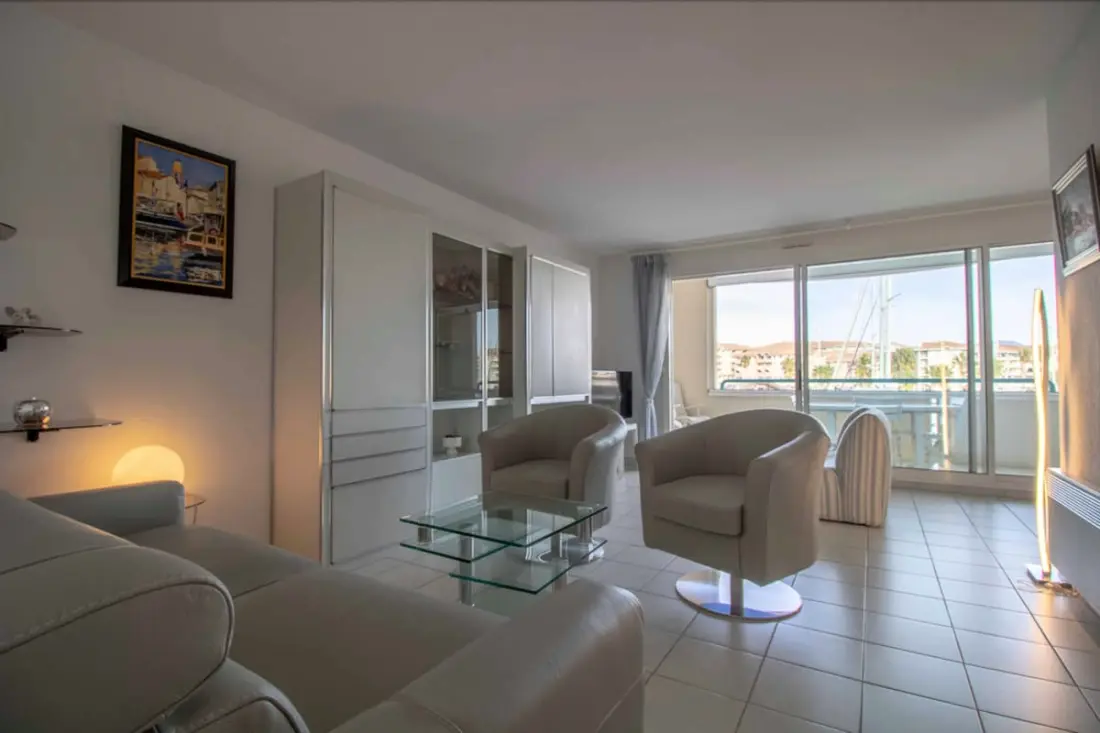 Apartman erkéllyel és kilátással a kikötőre.