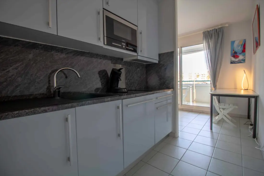 Apartman erkéllyel és kilátással a kikötőre.