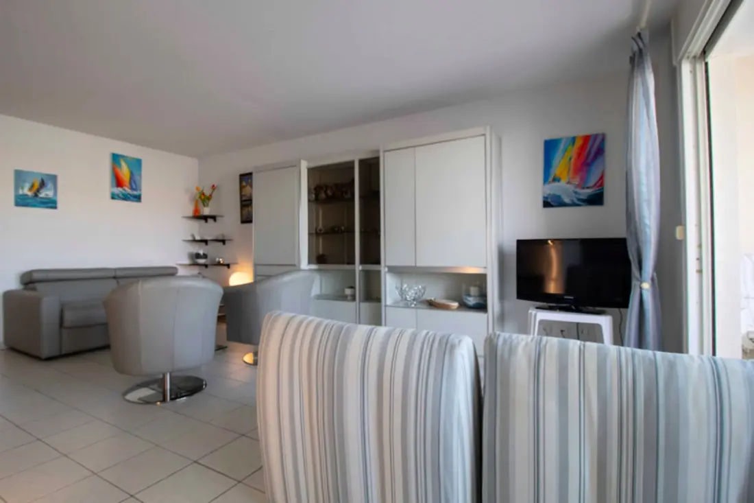 Apartman erkéllyel és kilátással a kikötőre.