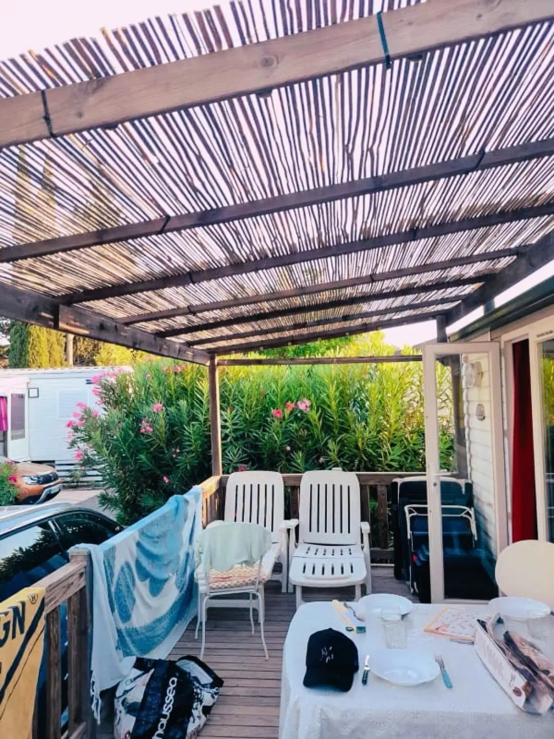Chalet tágas a berendezett teraszon