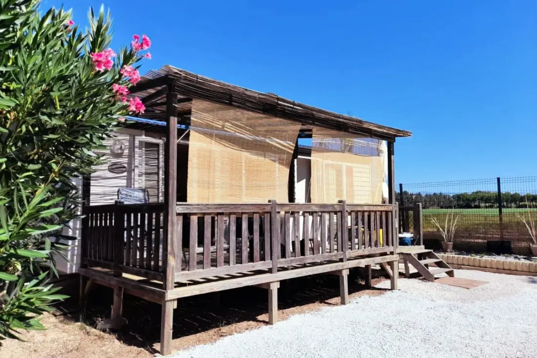 Chalet tágas a berendezett teraszon