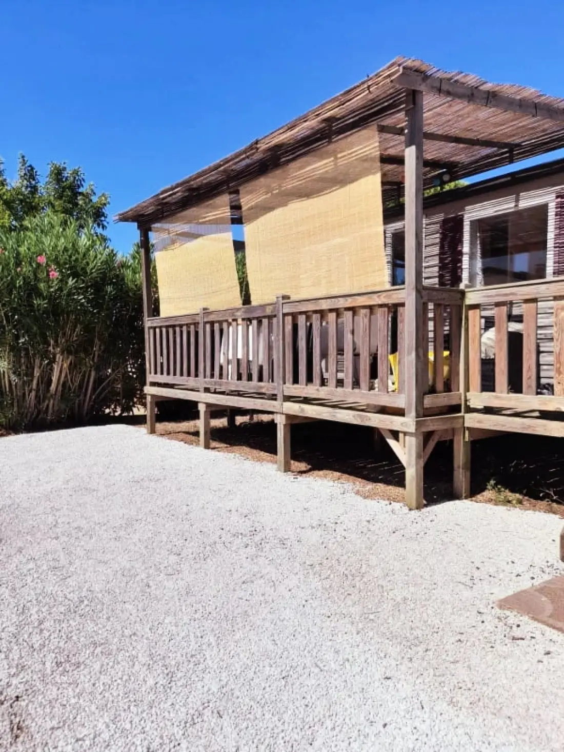 Chalet tágas a berendezett teraszon