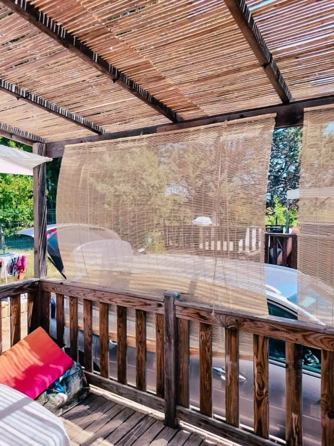Chalet tágas a berendezett teraszon