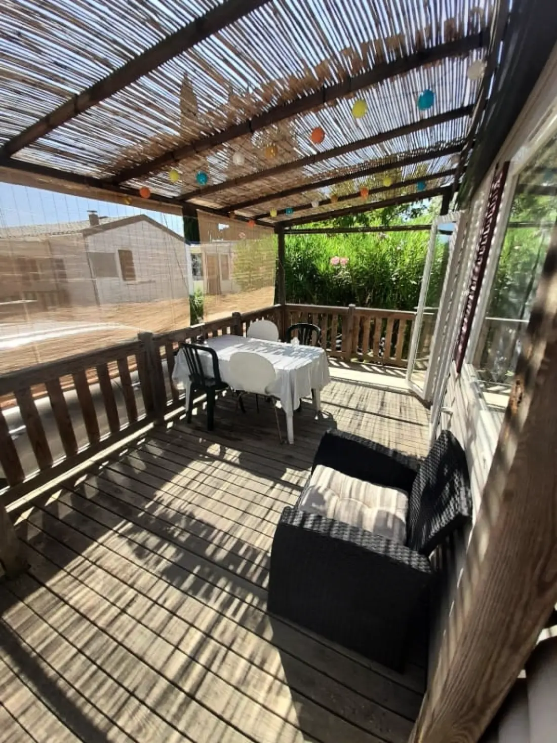 Chalet tágas a berendezett teraszon