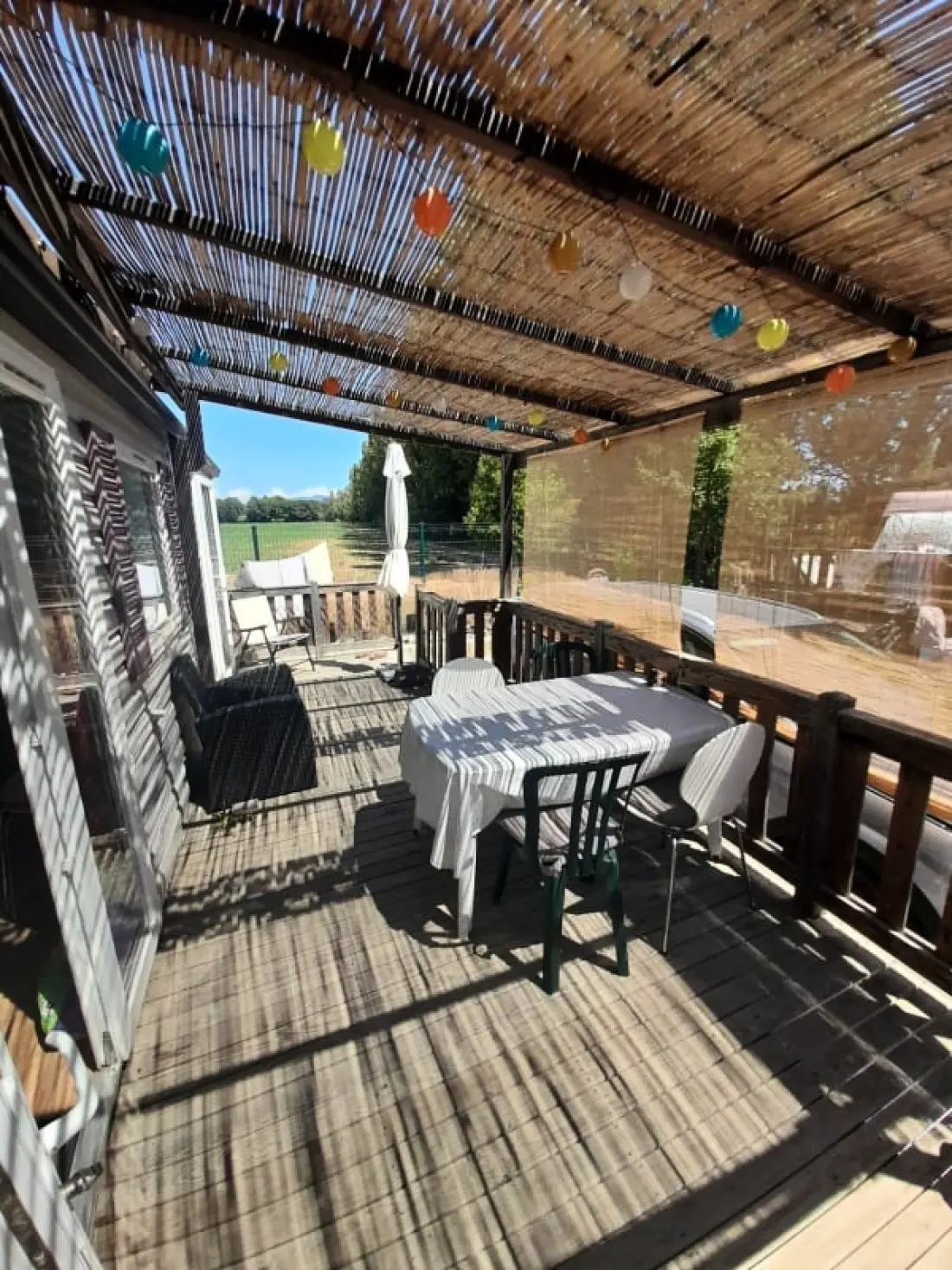 Chalet tágas a berendezett teraszon