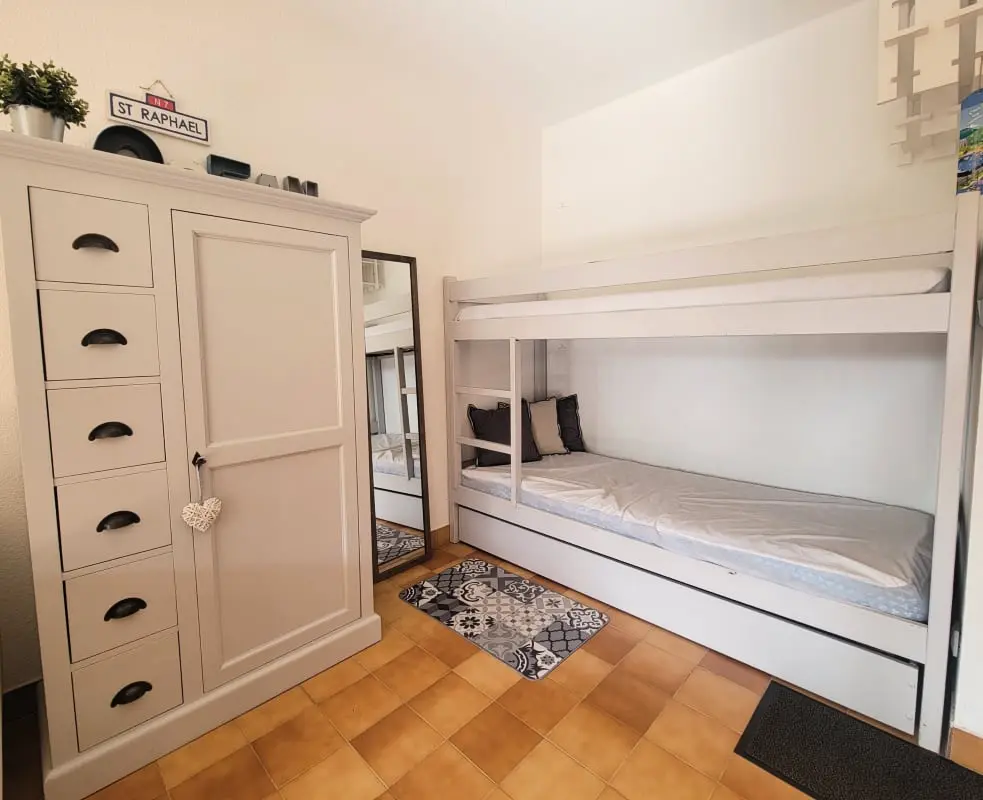 Hangulatos családi gubó egy gyönyörű loggiával