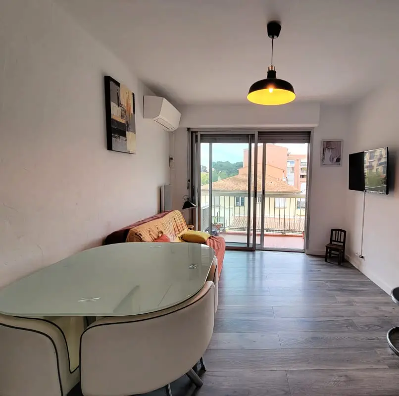 Love Nest Charming a tenger közelében